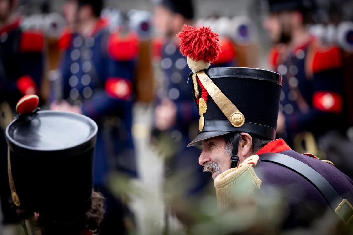 Dieser Programmpunkt scheint auch den Mitgliedern des Unteroffiziersvereins zu gefallen… Man sieht die Mitglieder des Unteroffiziersvereins Uster beim Ehrensalut-Schiessen.